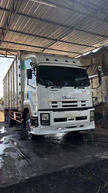 ISUZU FVM 300แรงม้า รถบรรทุก 10ล้อ ตู้แห้ง ปี2016 เลขไมล์น้อยกว่า 500,000 กม.