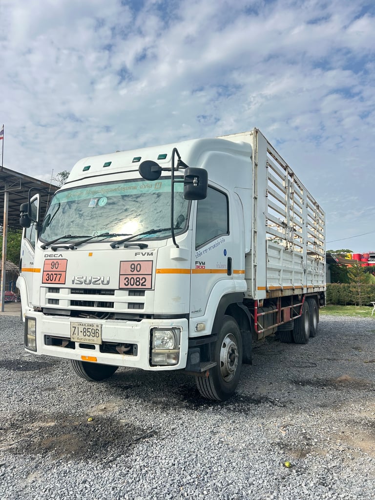 ISUZU FVM 300แรงม้า รถบรรทุก 10ล้อ กระบะคอกสูง ปี2014 เลขไมล์น้อยกว่า 500,000 กม. ISUZU FVM 300แรงม้า รถบรรทุก 10ล้อ กระบะคอกสูง ปี2014 เลขไมล์น้อยกว่า 500,000 กม.