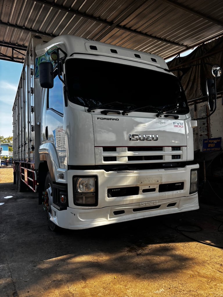 ISUZU FVM 300แรงม้า รถบรรทุก 10ล้อ ตู้แห้ง ปี2016 เลขไมล์น้อยกว่า 500,000 กม.