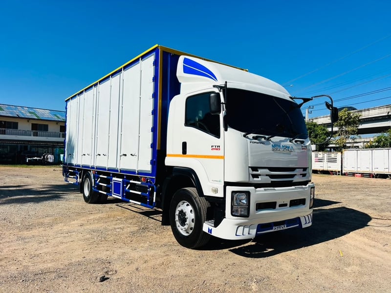 ❤️6ล้อISUZUรุ่นFTRเครือง240 ❤️ปี63ตู้10บาน ตู้กว้างใน2.42 ❤️ยาว7.5เมตรสุง2.55 เมตร ❤️ตู้บิวใหม่เหมือนตู้ใหม่เลยครับ ❤️ตัดสดจัดไฟแนนช์ ทักมานะครับ ☎️0926833726