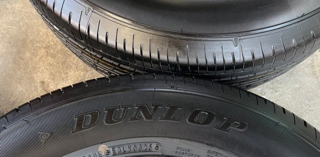 ยางใหม่ป้ายแดง 215-65-16 Dunlop ปี 25 ใหม่กริ๊บ ถอดจากโชว์รูม ยางใหม่ป้ายแดง 215-65-16 Dunlop ปี 25 ใหม่กริ๊บ ถอดจากโชว์รูม