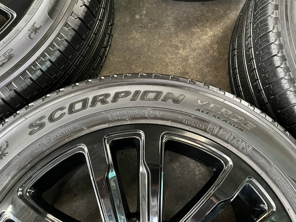 ล้อแม็ก Ford Everest Sport ขอบ 20 สีดำแท้ พร้อมยาง 265-50-20 PIRELLI ปี 23 ล้อแม็ก Ford Everest Sport ขอบ 20 สีดำแท้ พร้อมยาง 265-50-20 PIRELLI ปี 23