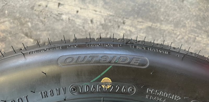 ยางใหม่ป้ายแดง 195-60-16 Dunlop ปี 26 ใหม่กริ๊บ ถอดจากโชว์รูม ยางใหม่ป้ายแดง 195-60-16 Dunlop ปี 26 ใหม่กริ๊บ ถอดจากโชว์รูม