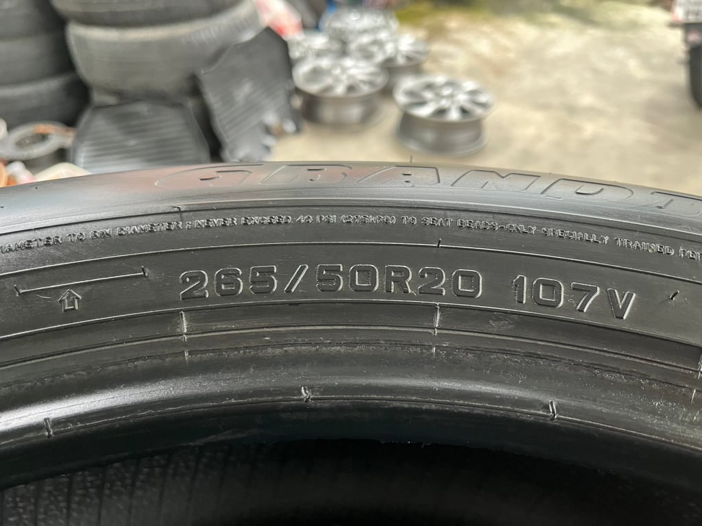 ยางมือสอง 265-50-20 Dunlop ปลายปี 19(8เส้น) ดอกยางสวย หนาปึกทุกเส้น