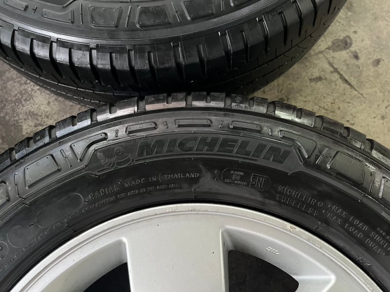 ล้อแม็ก 6รู139 Toyota ขอบ 15 พร้อมยาง 205-70-15 Michelin ปี 22 ใส่กับ รถตู้ Commuter 6รู139 ได้เลย