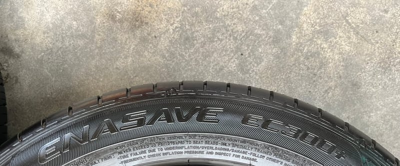 ยาง 185-60-16 Dunlop ปี 24 สภาพสวย ยาง 185-60-16 Dunlop ปี 24 สภาพสวย