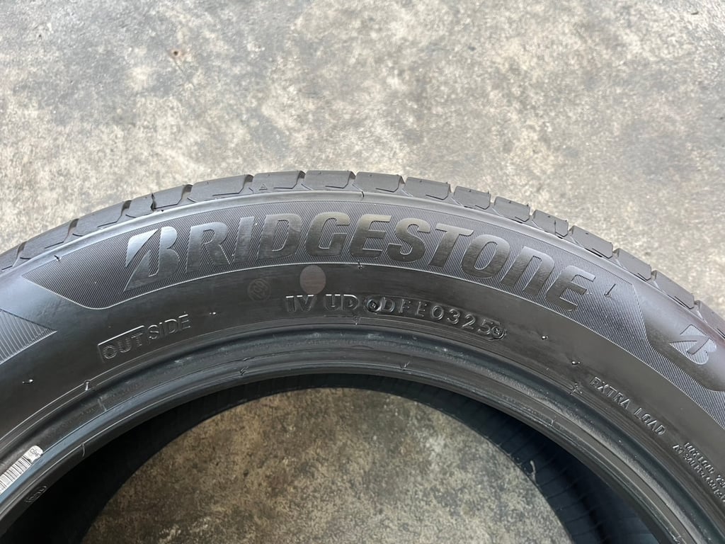 ยาง 215-55-16 Bridgestone ปี 25 สภาพน้องๆยางใหม่ ใช้งานมาน้อย ยาง 215-55-16 Bridgestone ปี 25 สภาพน้องๆยางใหม่ ใช้งานมาน้อย