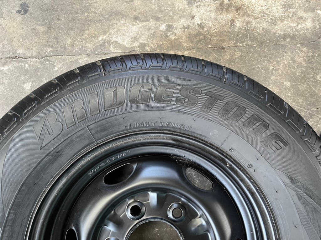 ล้อกระทะ 6รู139 Ford ขอบ 14 สีดำ แถมยาง 195R14 Bridgestone ล้อกระทะ 6รู139 Ford ขอบ 14 สีดำ แถมยาง 195R14 Bridgestone