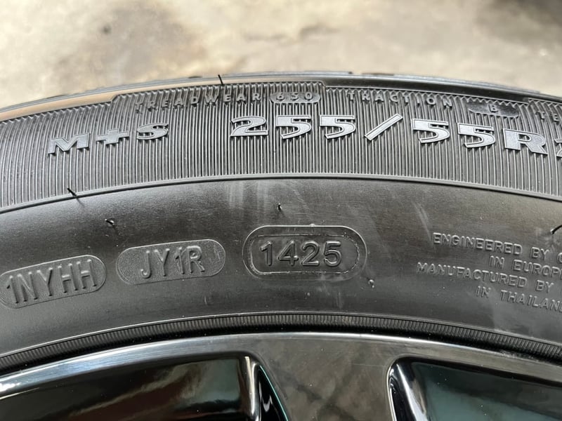 ล้อแม็กป้ายแดง Ford Everest Next-Gen Sport ขอบ 20 สีดำ พร้อมยางป้ายแดง 255-55-20 GoodYear ปี 25