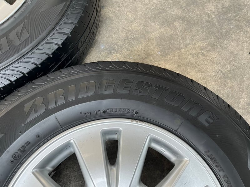ล้อแม็ก Toyota INNOVA ขอบ 15 พร้อมยาง 215-70-15 Bridgestone ปลายปี 22