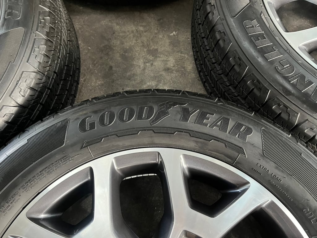 ล้อแม็ก Ford Everest Next-Gen ขอบ 20 เทาหน้าเงา พร้อมยาง 255-55-20 GoodYear ปลายปี 22 ล้อแม็ก Ford Everest Next-Gen ขอบ 20 เทาหน้าเงา พร้อมยาง 255-55-20 GoodYear ปลายปี 22