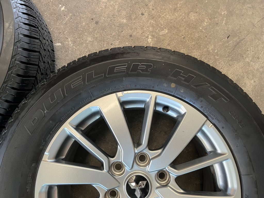 ล้อแม็ก 6รู139 Mitsu Pajero ขอบ 18 พร้อมยาง 265-60-18 Bridgestone ปลายปี 24 ล้อแม็ก 6รู139 Mitsu Pajero ขอบ 18 พร้อมยาง 265-60-18 Bridgestone ปลายปี 24