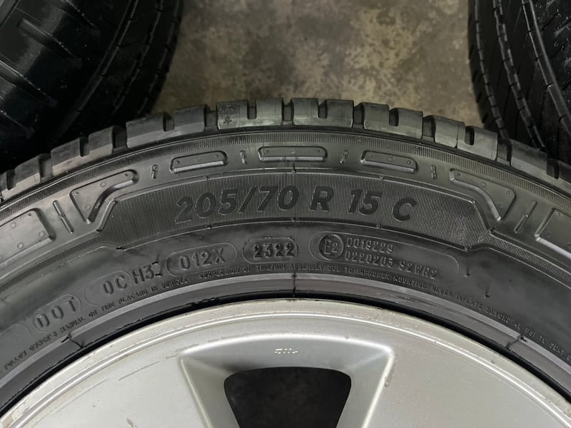 ล้อแม็ก 6รู139 Toyota ขอบ 15 พร้อมยาง 205-70-15 Michelin ปี 22 ใส่กับ รถตู้ Commuter 6รู139 ได้เลย