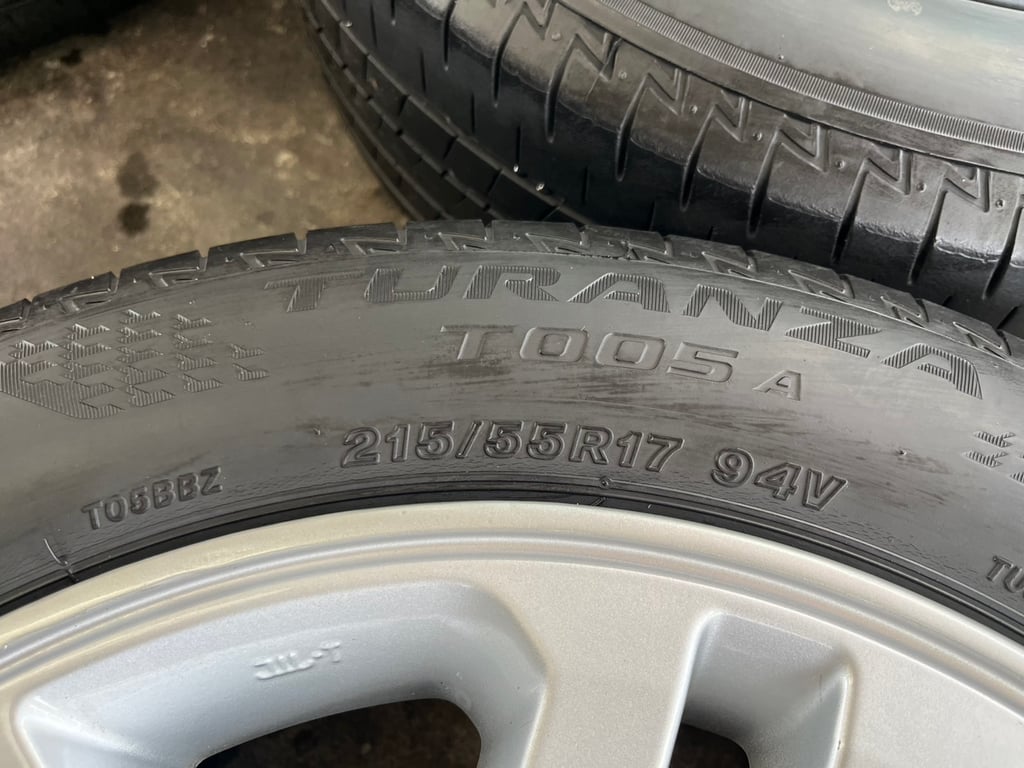 ล้อแม็ก 6รู139 Toyota ขอบ 17 พร้อมยาง 215-55-17 Bridgestone ปลายปี 22 ล้อแม็ก 6รู139 Toyota ขอบ 17 พร้อมยาง 215-55-17 Bridgestone ปลายปี 22