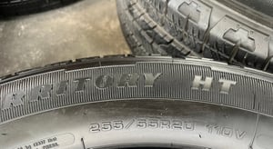 ยางป้ายแดง 255-55-20 GoodYear ปี 25 สวยกริ๊บ เหมาะสำหรับ รถกระบะตัวสูง และ SUV ทุกรุ่น ยางป้ายแดง 255-55-20 GoodYear ปี 25 สวยกริ๊บ เหมาะสำหรับ รถกระบะตัวสูง และ SUV ทุกรุ่น