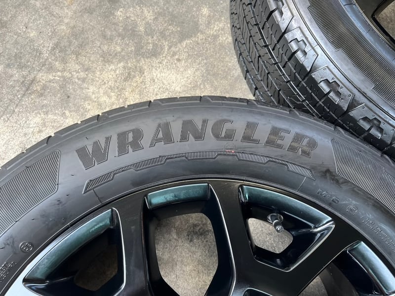 ล้อแม็ก Ford Everest Next-Gen Sport ขอบ 20 สีดำ พร้อมยาง 255-55-20 GoodYear ปี 24 ล้อแม็ก Ford Everest Next-Gen Sport ขอบ 20 สีดำ พร้อมยาง 255-55-20 GoodYear ปี 24