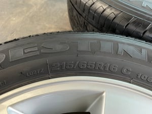 ล้อแม็ก 6รู139 Toyota ขอบ 16 พร้อมยาง 215-65-16 Firestone ปี 24 ใส่กับ รถตู้ Commuter 6รู139 ได้เลย