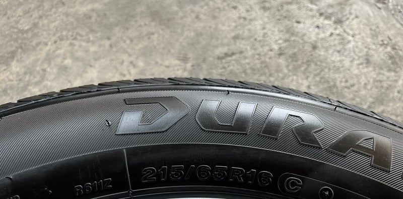 ยาง 215-65-16 Bridgestone สวยกริ๊บ ใส่กับ รถตู้ ,รถกระบะตัวเตี้ย ได้ทุกรุ่น