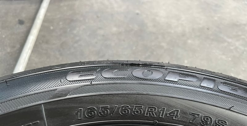 ยางป้ายแดง 165-65-14 Bridgestone ปี 25 สวยกริ๊บ
