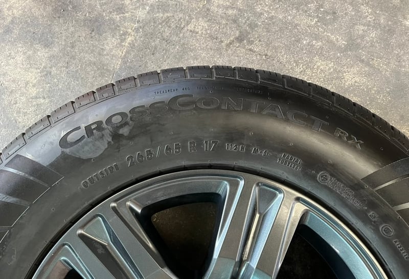 ล้อแม็ก Toyota Revo ขอบ 17 สีเทาดำ พร้อมยาง 265-65-17 Continental ปี 25 สภาพสวย