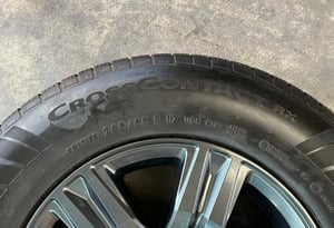 ล้อแม็ก Toyota Revo ขอบ 17 สีเทาดำ พร้อมยาง 265-65-17 Continental ปี 25 สภาพสวย