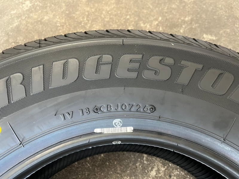ยางใหม่ 215-70-15 Bridgestone ปี 26 ใหม่กริ๊บ ใส่กับ รถตู้, รถกระบะตัวเตี้ย ได้เลย