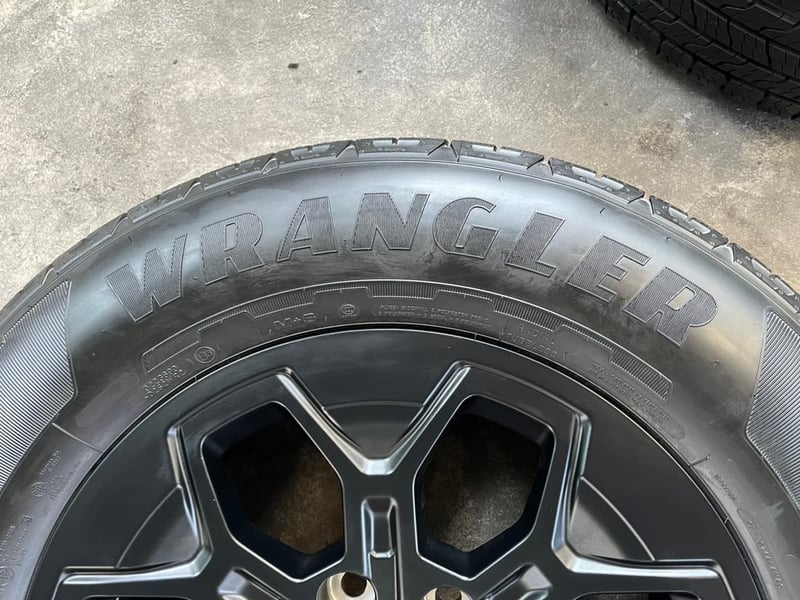 ล้อแม็กป้ายแดง Toyota TRAVO รุ่นใหม่ล่าสุด ขอบ 18 พร้อมยางใหม่ป้ายแดง 255-65-18 Goodyear ปี 25 ล้อแม็กป้ายแดง Toyota TRAVO รุ่นใหม่ล่าสุด ขอบ 18 พร้อมยางใหม่ป้ายแดง 255-65-18 Goodyear ปี 25