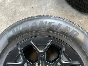 ล้อแม็กป้ายแดง Toyota TRAVO รุ่นใหม่ล่าสุด ขอบ 18 พร้อมยางใหม่ป้ายแดง 255-65-18 Goodyear ปี 25 ล้อแม็กป้ายแดง Toyota TRAVO รุ่นใหม่ล่าสุด ขอบ 18 พร้อมยางใหม่ป้ายแดง 255-65-18 Goodyear ปี 25