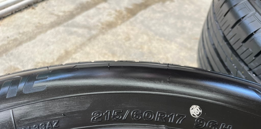 ยางน้องๆป้ายแดง 215-60-17 Bridgestone ปี 25 สวยกริ๊บ ยางน้องๆป้ายแดง 215-60-17 Bridgestone ปี 25 สวยกริ๊บ
