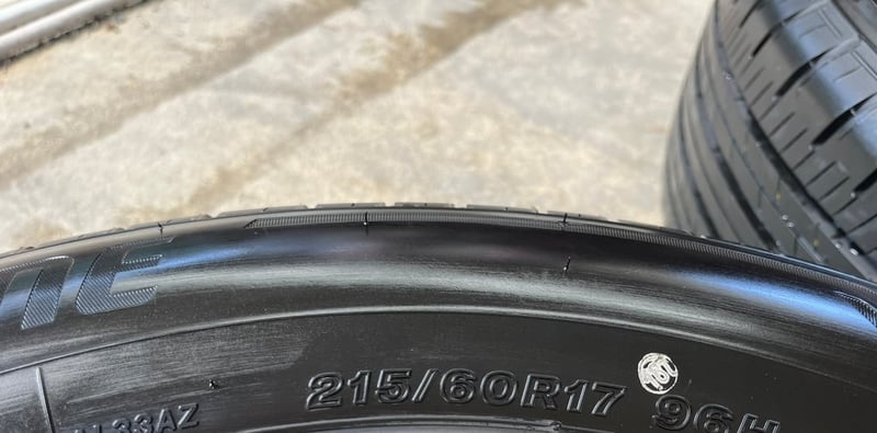 ยางน้องๆป้ายแดง 215-60-17 Bridgestone ปี 25 สวยกริ๊บ