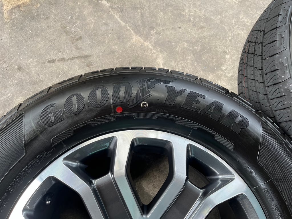 ล้อแม็กป้ายแดง Ford Everest รุ่นใหม่ล่าสุด ขอบ 18 พร้อมยางใหม่ป้ายแดง 255-65-18 Goodyear ปี 25 ล้อแม็กป้ายแดง Ford Everest รุ่นใหม่ล่าสุด ขอบ 18 พร้อมยางใหม่ป้ายแดง 255-65-18 Goodyear ปี 25