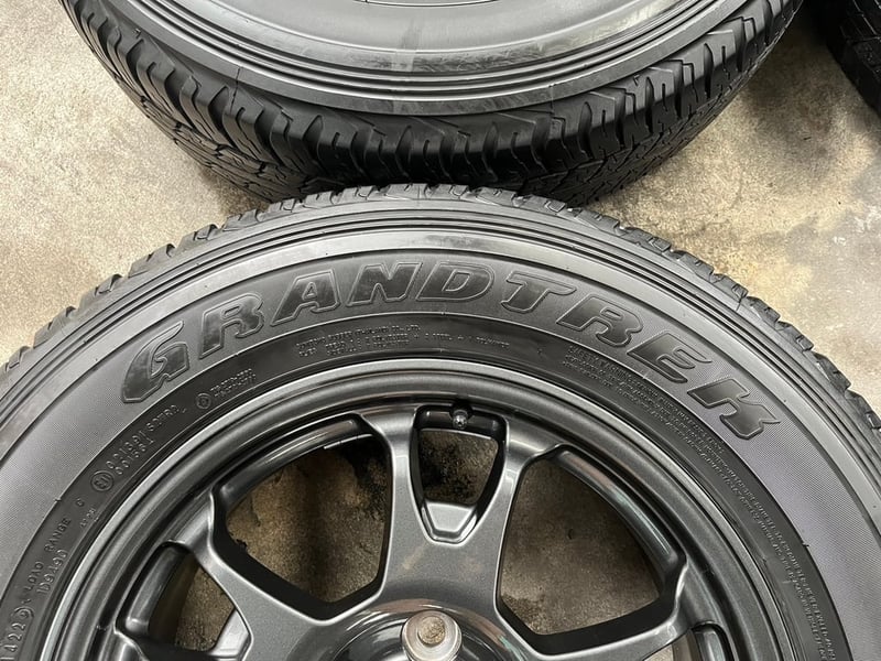 ล้อแม็กป้ายแดง Toyota Revo GR Z Edition ขอบ 17 พร้อมยางป้ายแดง 225-70-17 Dunlop ปี 25