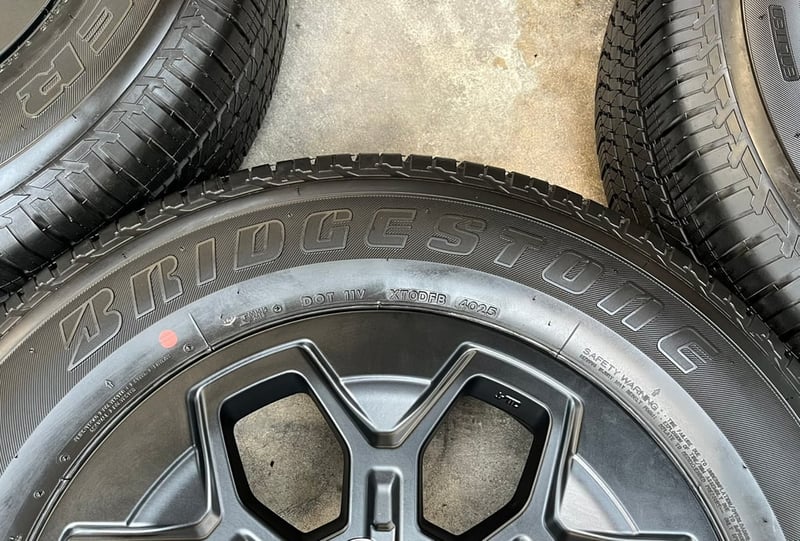 ล้อแม็กพร้อมยางป้ายแดง Toyota TRAVO รุ่นใหม่ล่าสุด ขอบ 18 สวยกริ๊บ