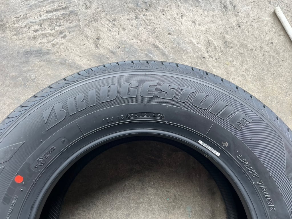ยางใหม่ 215-70-15 Bridgestone ปี 25 ใส่กับ รถกระบะตัวเตี้ย ได้ทุกรุ่น ยางใหม่ 215-70-15 Bridgestone ปี 25 ใส่กับ รถกระบะตัวเตี้ย ได้ทุกรุ่น