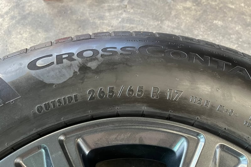 ล้อแม็ก Toyota Revo ขอบ 17 สีเทาดำ พร้อมยาง 265-65-17 Continental ปี 25 สภาพสวย