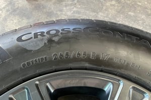 ล้อแม็ก Toyota Revo ขอบ 17 สีเทาดำ พร้อมยาง 265-65-17 Continental ปี 25 สภาพสวย