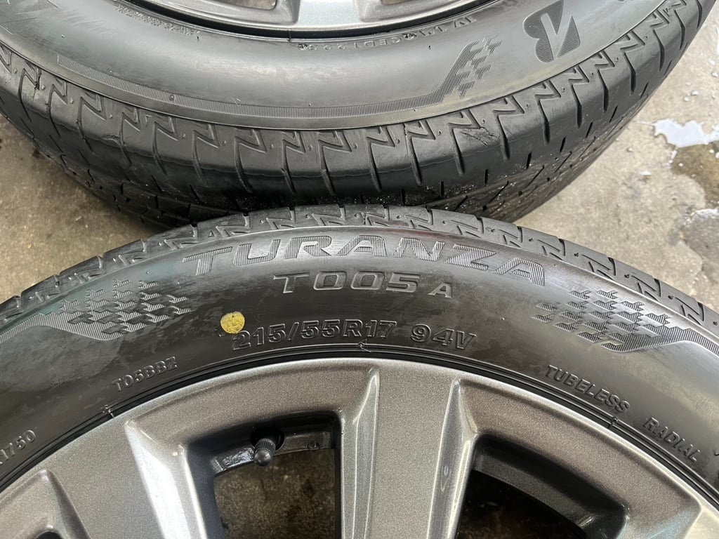 ล้อแม็ก Toyota Camry ขอบ 17 สีเทากัน พร้อมยาง 215-55-17 Bridgestone ปี 23 ล้อแม็ก Toyota Camry ขอบ 17 สีเทากัน พร้อมยาง 215-55-17 Bridgestone ปี 23
