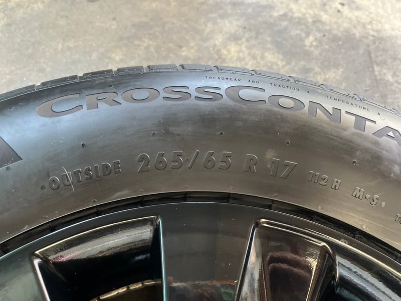 ล้อแม็กพร้อมยางป้ายแดง Toyota Revo Rocco ขอบ 17 สีดำ สวยกริ๊บ