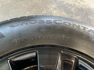 ล้อแม็กพร้อมยางป้ายแดง Toyota Revo Rocco ขอบ 17 สีดำ สวยกริ๊บ