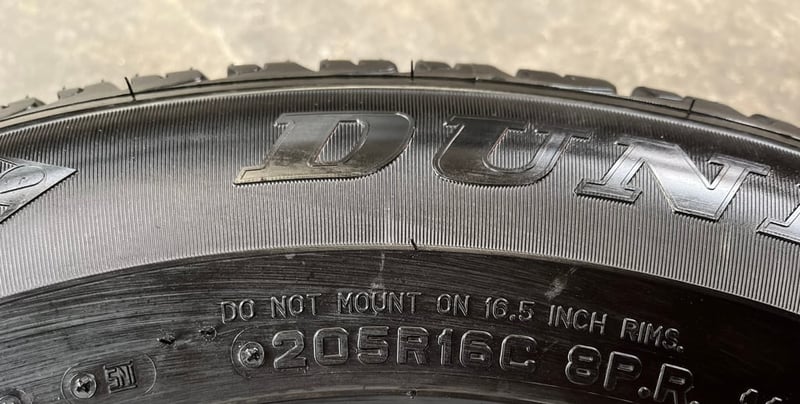 ยางป้ายแดง 205R16 Dunlop ปี 25 เหมาะสำหรับ รถกระบะตัวเตี้ย ,รถกระบะสายบรรทุก