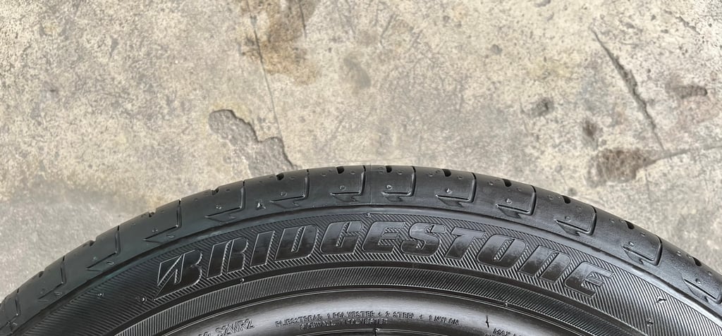 ยางป้ายแดง 165-65-14 Bridgestone ปลายปี 24 สวยกริ๊บ ยางป้ายแดง 165-65-14 Bridgestone ปลายปี 24 สวยกริ๊บ