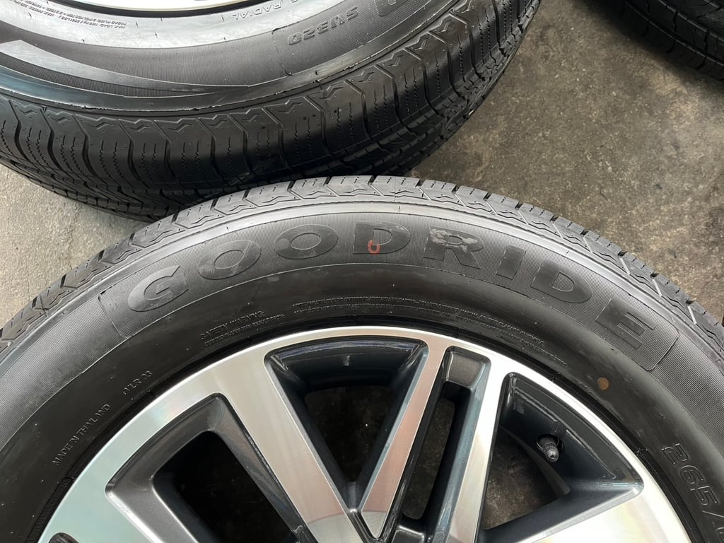 ล้อแม็ก Toyota Fortuner ตัวท็อป ขอบ 18 เทาหน้าเงา พร้อมยาง 265-60-18 GOODRIDE ปี 25