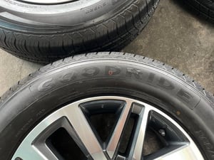 ล้อแม็ก Toyota Fortuner ตัวท็อป ขอบ 18 เทาหน้าเงา พร้อมยาง 265-60-18 GOODRIDE ปี 25 ล้อแม็ก Toyota Fortuner ตัวท็อป ขอบ 18 เทาหน้าเงา พร้อมยาง 265-60-18 GOODRIDE ปี 25