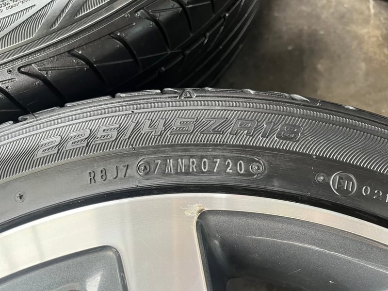 ล้อแม็ก 6รู139 Toyota ขอบ 18 เทาหน้าเงา แถมยาง 225-45-18 Dunlop ปี 20 ใส่กับ รถตู้ Commuter 6รู139 ได้เลย
