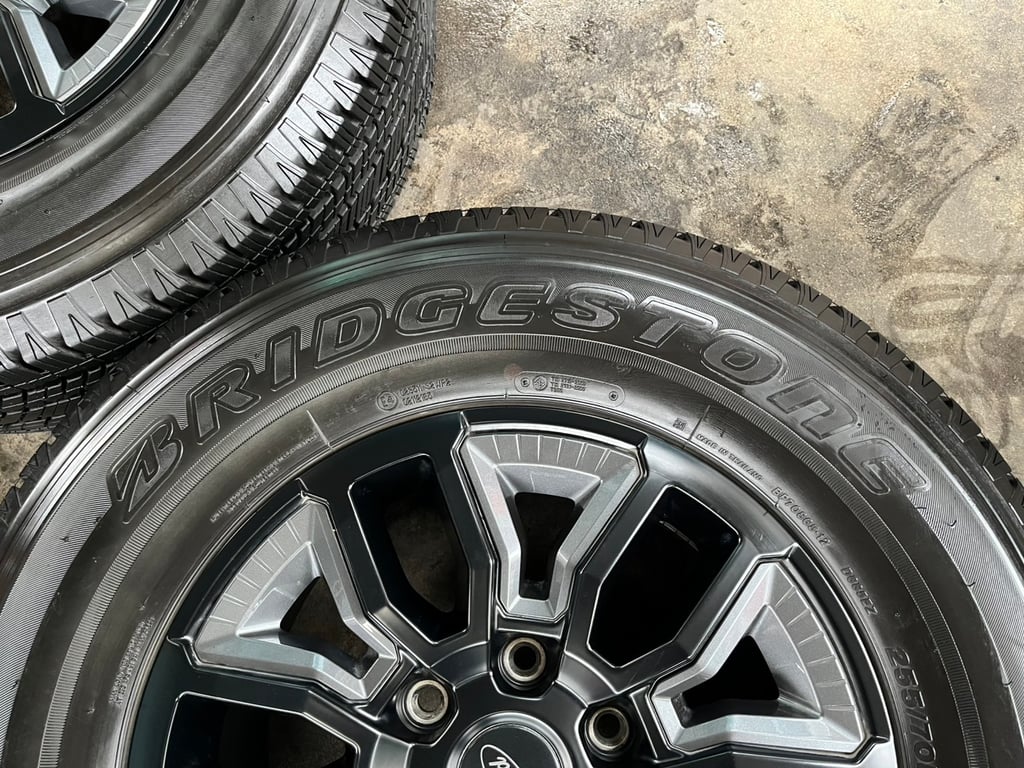ล้อแม็ก Ford Ranger XLS รุ่นใหม่ล่าสุด ขอบ 17 พร้อมยาง 255-70-17 Bridgestone ปลายปี 24