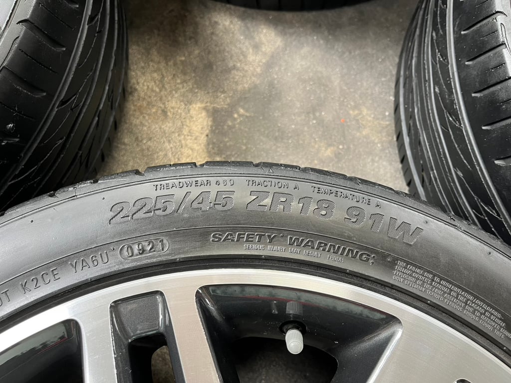 ล้อแม็ก 6รู139 Toyota ขอบ 18 เทาหน้าเงา แถมยาง 225-45-18 KUMHO ปี 21 ล้อแม็ก 6รู139 Toyota ขอบ 18 เทาหน้าเงา แถมยาง 225-45-18 KUMHO ปี 21