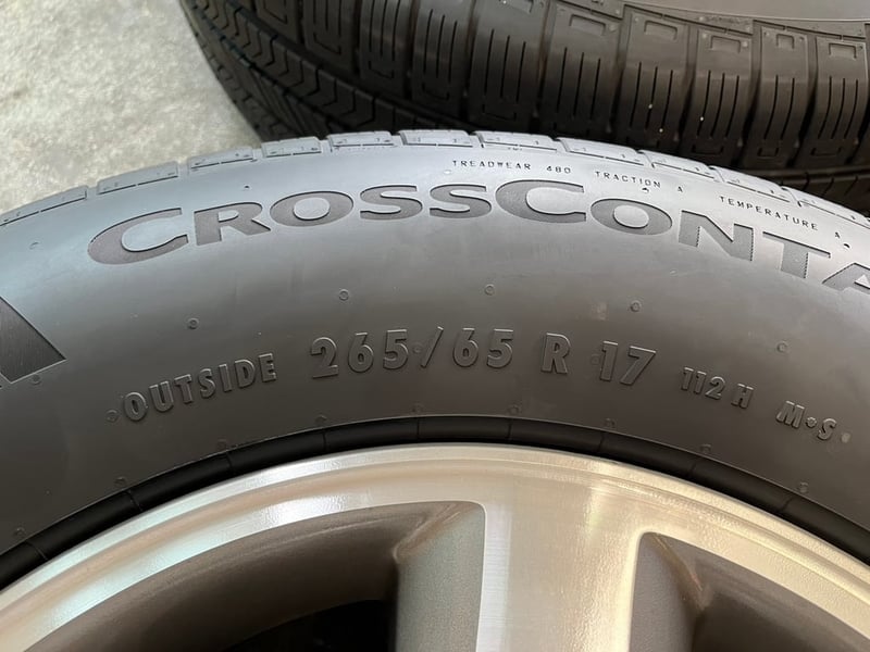 ล้อแม็ก Toyota Fortuner ก้านใหญ่ ขอบ 17 เทาหน้าเงา พร้อมยางป้ายแดง 265-65-17 Continental ปี 25