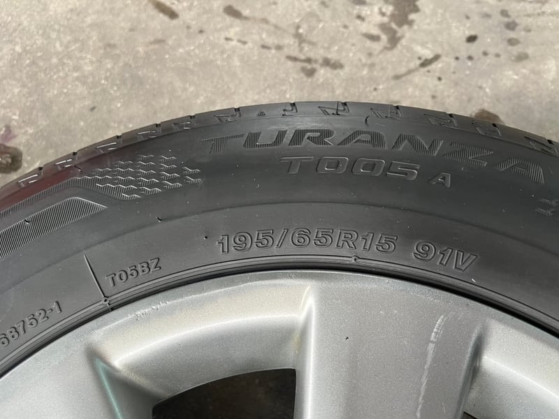 ล้อแม็ก 5รู100 Toyota Altis ขอบ 15 สีเทา พร้อมยาง 195-65-15 Bridgestone ปลายปี 22