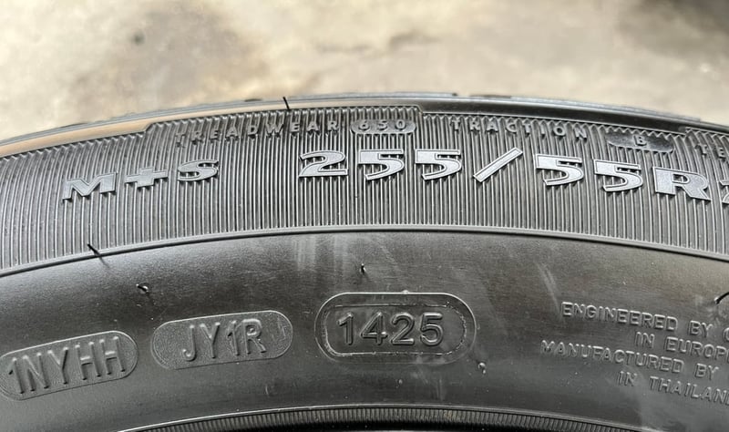 ยางป้ายแดง 255-55-20 GoodYear ปี 25 สวยกริ๊บ เหมาะสำหรับ รถกระบะตัวสูง และ SUV ทุกรุ่น ยางป้ายแดง 255-55-20 GoodYear ปี 25 สวยกริ๊บ เหมาะสำหรับ รถกระบะตัวสูง และ SUV ทุกรุ่น