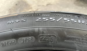 ยางป้ายแดง 255-55-20 GoodYear ปี 25 สวยกริ๊บ เหมาะสำหรับ รถกระบะตัวสูง และ SUV ทุกรุ่น ยางป้ายแดง 255-55-20 GoodYear ปี 25 สวยกริ๊บ เหมาะสำหรับ รถกระบะตัวสูง และ SUV ทุกรุ่น